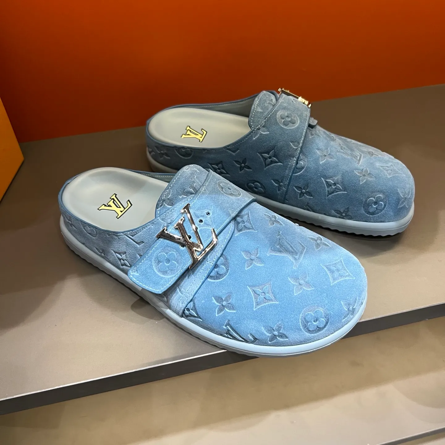 P360 38-45 LV Easy 2025 new men's casual sandals, made of suede cow leather, with Monogram pattern to highlight the trendy style. Adjustable straps illuminated with LV letters, while a resilient insole and micro outsole provide lightweight comfort. Made of suede cow leather with embossed Monogram pattern and brand element metal hardware✅Adjustable straps➕Tough insole‼ ️Micro outsole. Comfortable and easy to wear‼ ️ P: 360, size: 38-45